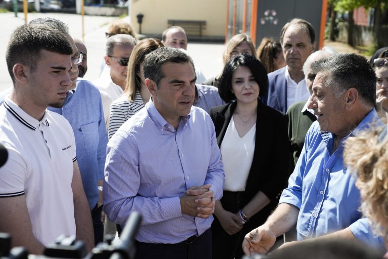 Όταν κοιτάς κατάματα… τις πολιτικές σου και τα προβλήματα – Τα ιδιαίτερα stories του Τσίπρα