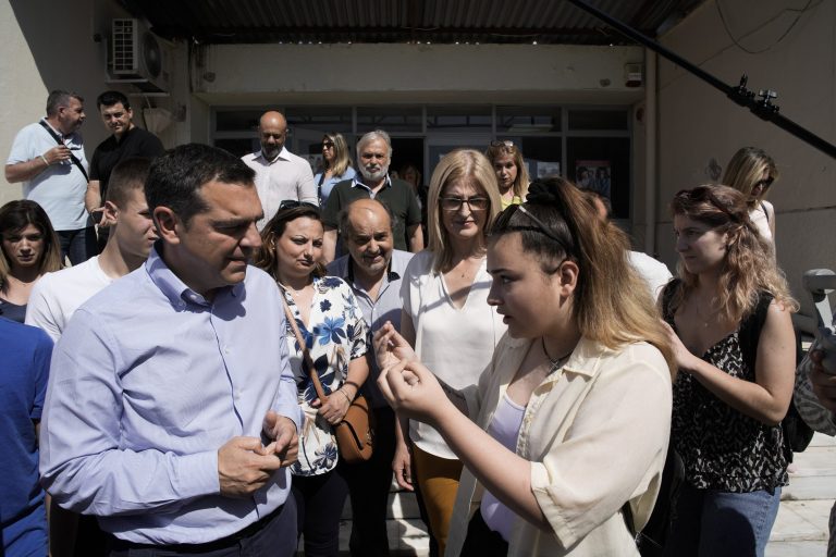 Πώς να κρυφτείς από τα παιδιά; – Η αποκαλυπτική συζήτηση Τσίπρα με μαθήτρια