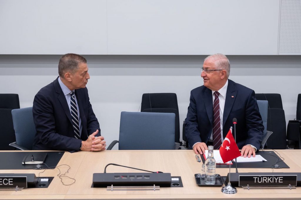 Συνάντηση Στεφανή με τον Γιασάρ Γκιουλέρ στο περιθώριο της Συνόδου του ΝΑΤΟ