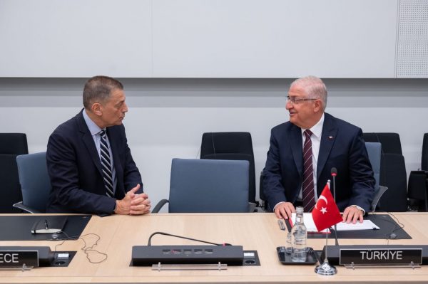 Συνάντηση Στεφανή με τον Γιασάρ Γκιουλέρ στο περιθώριο της Συνόδου του ΝΑΤΟ