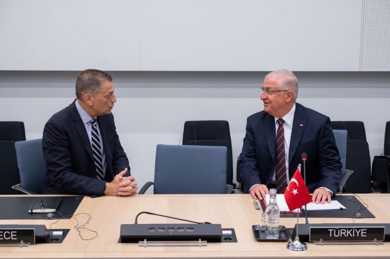 Συνάντηση Στεφανή με τον Γιασάρ Γκιουλέρ στο περιθώριο της Συνόδου του ΝΑΤΟ