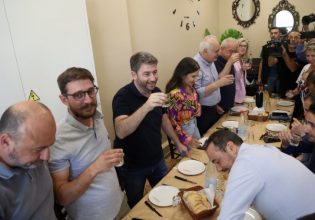 Ανδρουλάκης: Μαντινάδες, τσικουδιά και κρητικοί μεζέδες στο γεύμα με τους δημοσιογράφους