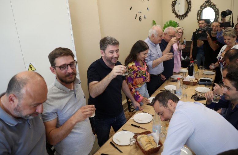 Ανδρουλάκης: Μαντινάδες, τσικουδιά και κρητικοί μεζέδες στο γεύμα με τους δημοσιογράφους