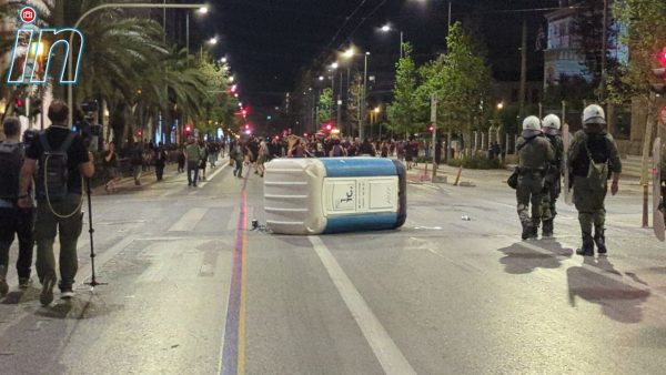 Επεισόδια στο κέντρο της Αθήνας – Προσαχθέντες δραπέτευσαν με τις… χειροπέδες στα χέρια