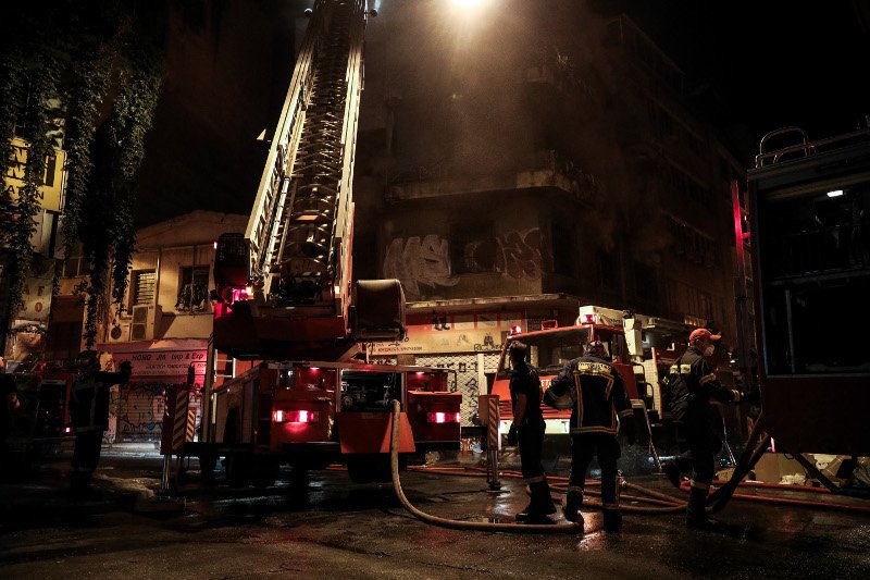 Αλιμος: Μεγάλη πυρκαγιά σε κατάστημα στη Λ. Ποσειδώνος - Στον δρόμο οι ένοικοι πολυκατοικίας
