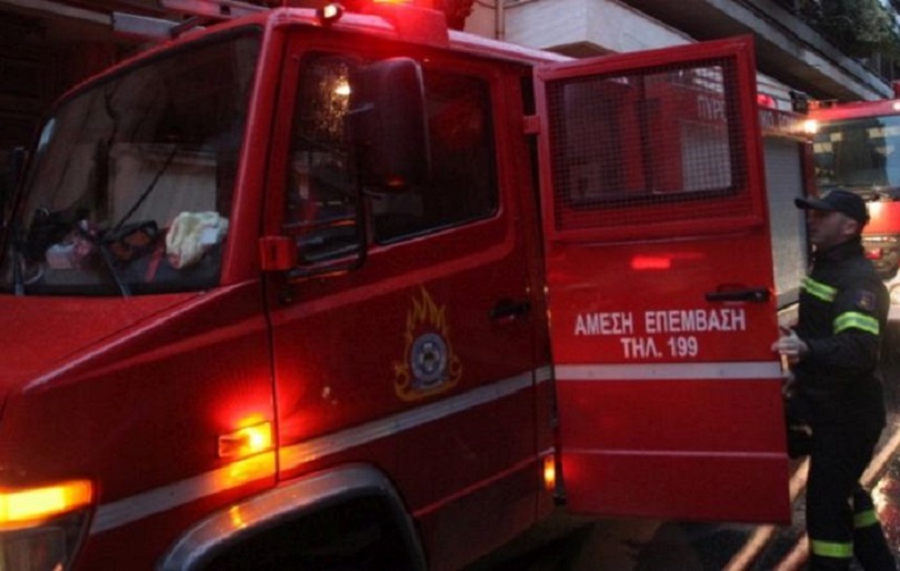 Φωτιά σε διαμέρισμα στη Γλυφάδα - Απεγκλωβίστηκαν τρία άτομα