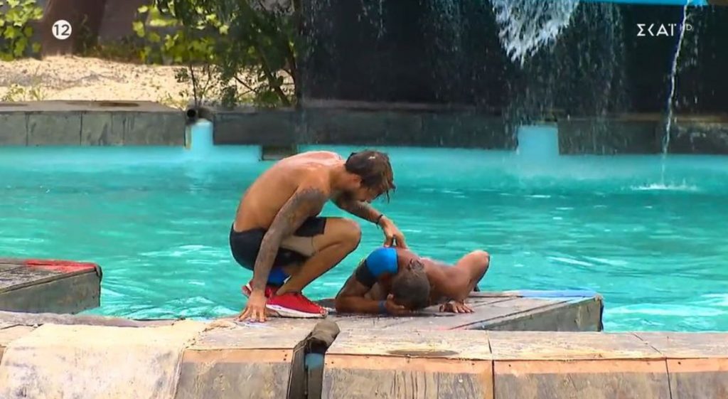 Σοβαρό ατύχημα στο Survivor: Χτύπησε στο κεφάλι ο Μάριος Πρίαμος – Διεκόπη ο αγώνας