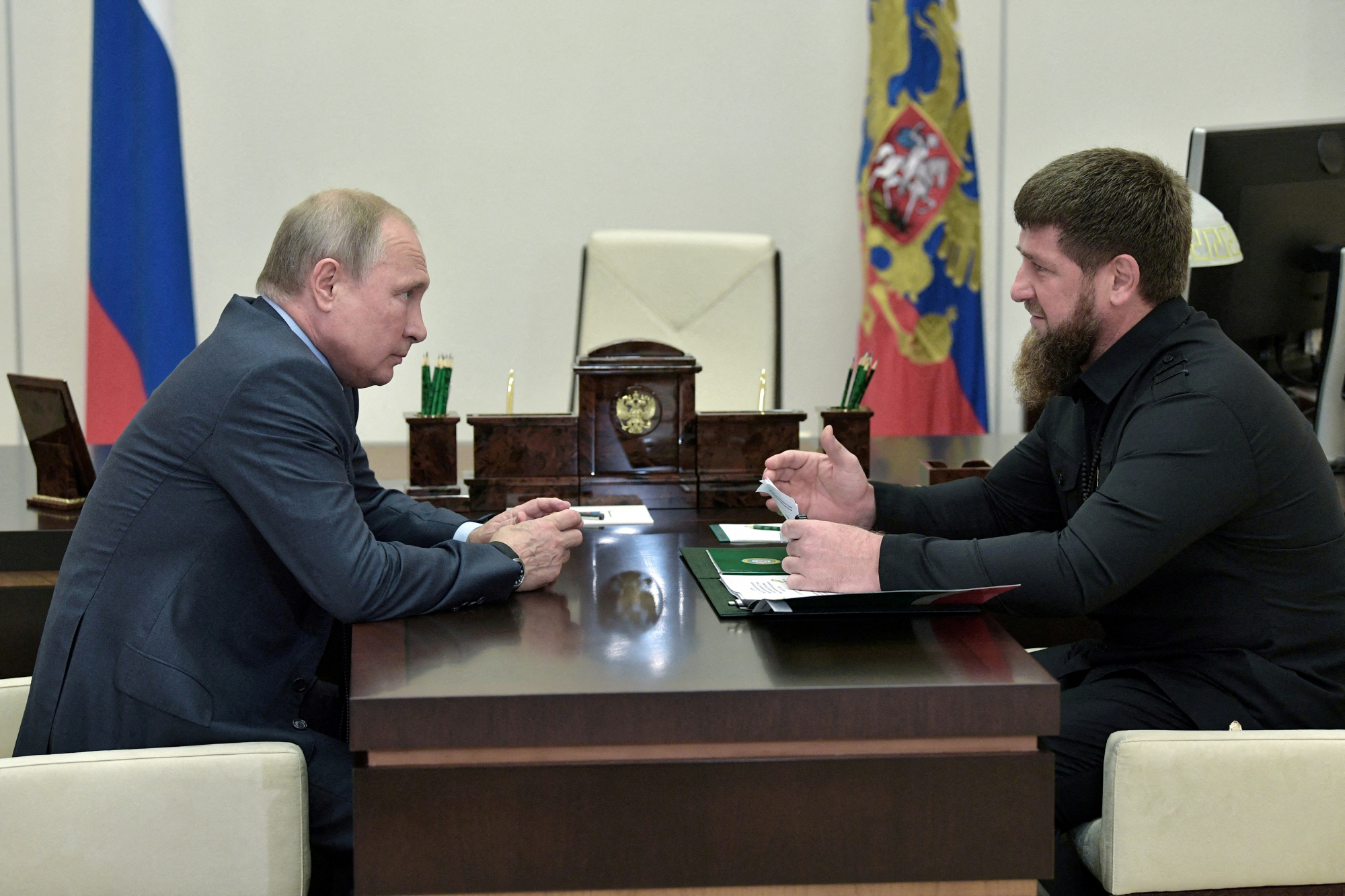 Ρωσία: Πώς η ανταρσία του Πριγκόζιν αποκάλυψε τη λυκοφιλία του Καντίροφ με τον Πούτιν