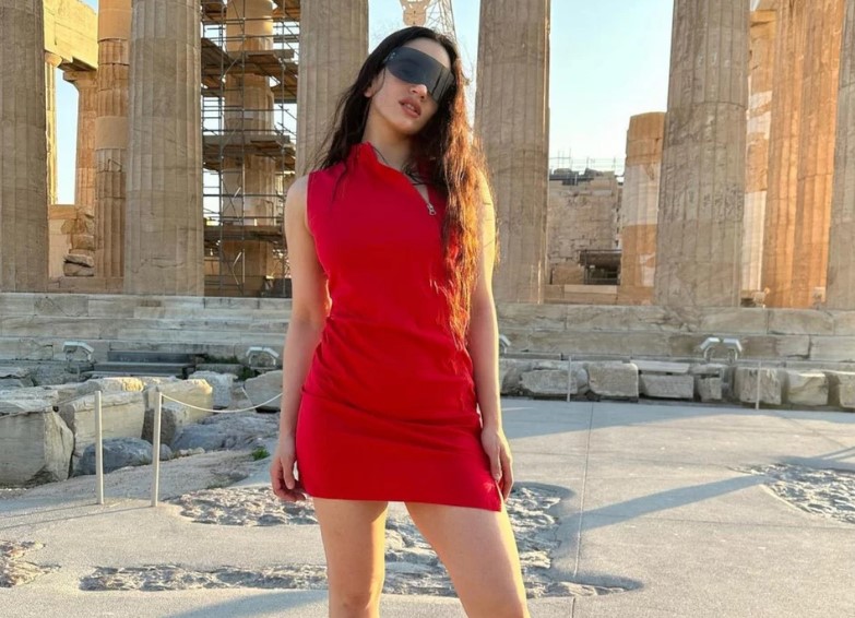 Rosalia: Φωτογραφίζεται με φόντο τον Παρθενώνα και αποθεώνει την Αθήνα
