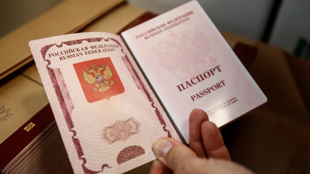 Λετονία: Αναστέλλει τη χορήγηση διαβατηρίων σε ρώσους πολίτες λόγω των «απρόβλεπτων εξελίξεων»