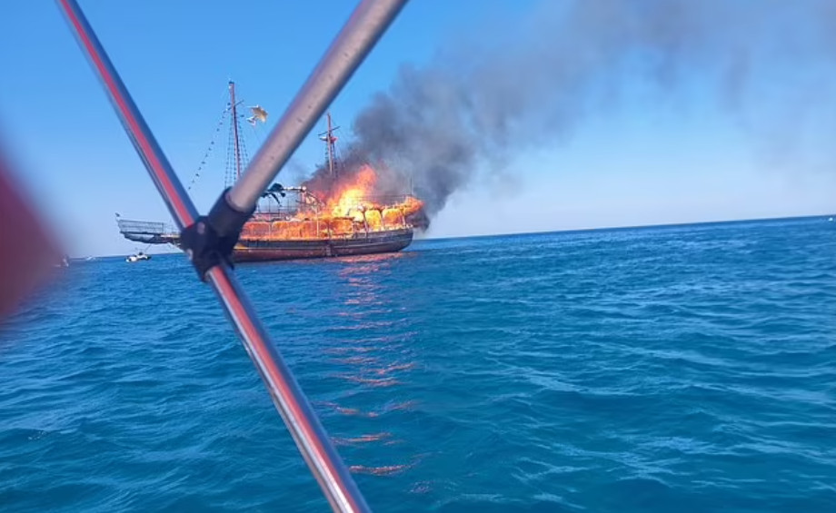 Βίντεο – ντοκουμέντο: Η στιγμή που το τουριστικό πλοίο τυλίγεται στις φλόγες στη Ρόδο