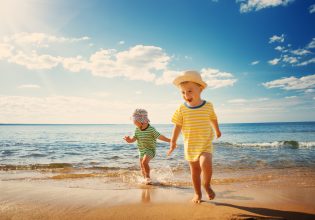 Οι καλύτερες παραλίες της Αττικής για οικογένειες με παιδιά