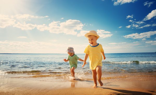 Οι καλύτερες παραλίες της Αττικής για οικογένειες με παιδιά