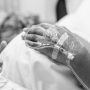 Σε εσωτερική αιμορραγία αποδίδεται ο θάνατος της 19χρονης εγκύου που περίμενε για ώρες ασθενοφόρο