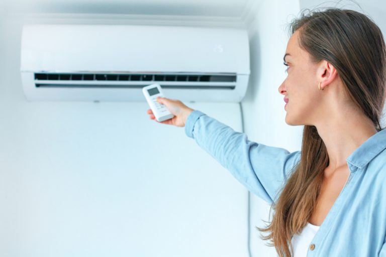 Air condition vs ανεμιστήρας οροφής: Ποιος κερδίζει τη μάχη της δροσιάς;