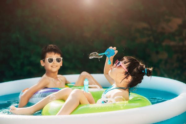 Πιτσιρίκια στο νερό: Τα 6 πιο διασκεδαστικά καλοκαιρινά παιχνίδια