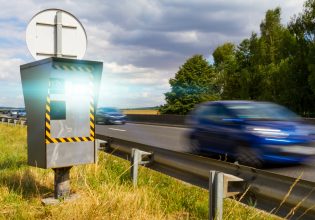 Έπιασαν νέο οδηγό να τρέχει με 207 χλμ./ώρα, λίγες μέρες αφότου… πήρε το δίπλωμα