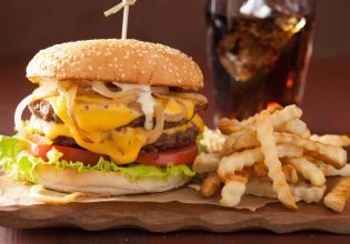 Έτρωγε fast food τρεις φορές την μέρα για 100 ημέρες – Τα αποτελέσματα θα σας εκπλήξουν