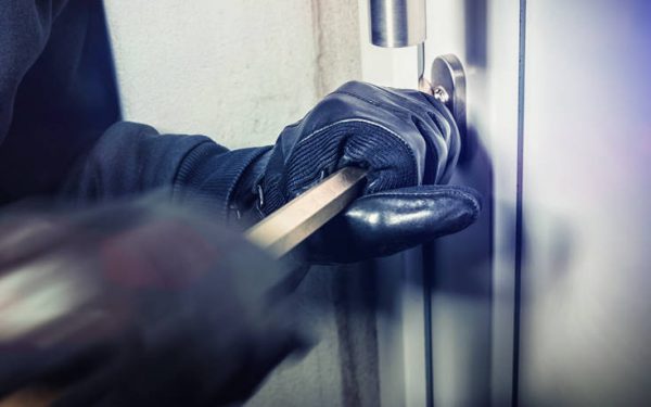 Μύκονος: Σπείρα διαρρηκτών ξάφριζε πολυτελείς βίλες – Μισό εκατ. ευρώ η αξία των κλοπιμαίων σε ένα μήνα