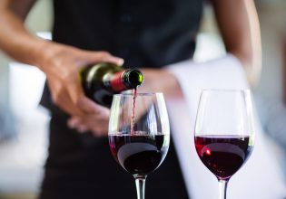 Σερβιτόρα στην Πάτρα καταγγέλλει τον εργοδότη της για παρενόχληση – Ήξερε καράτε και τον σάπισε στο ξύλο