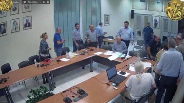 Δημοτικός σύμβουλος Χίου: Κατέρρευσε την ώρα της συνεδρίασης – Δεν υπήρχε ασθενοφόρο να τον μεταφέρει