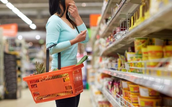 Γαλλία: Υπό την απειλή της κυβέρνησης μειώνουν τις τιμές οι εταιρείες τροφίμων