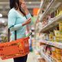 Γαλλία: Υπό την απειλή της κυβέρνησης μειώνουν τις τιμές οι εταιρείες τροφίμων
