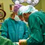 Ο καρδιοχειρουργός που ερευνάται για τον θάνατο 15 παιδιών έφυγε από τρία νοσοκομεία – Τι απαντάει ο ίδιος