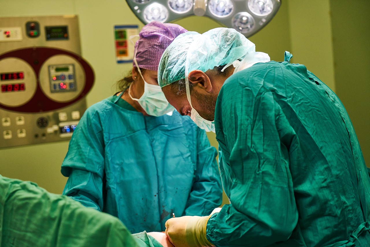 Ο καρδιοχειρουργός που ερευνάται για τον θάνατο 15 παιδιών έφυγε από τρία νοσοκομεία - Τι απαντάει ο ίδιος