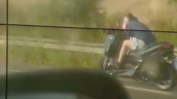 Ρεσιτάλ ασυνειδησίας από οδηγό μηχανής στη Θεσσαλονίκη – Τρέχει με 100 χλμ. στη ΛΕΑ, χωρίς κράνος και μιλάει στο κινητό