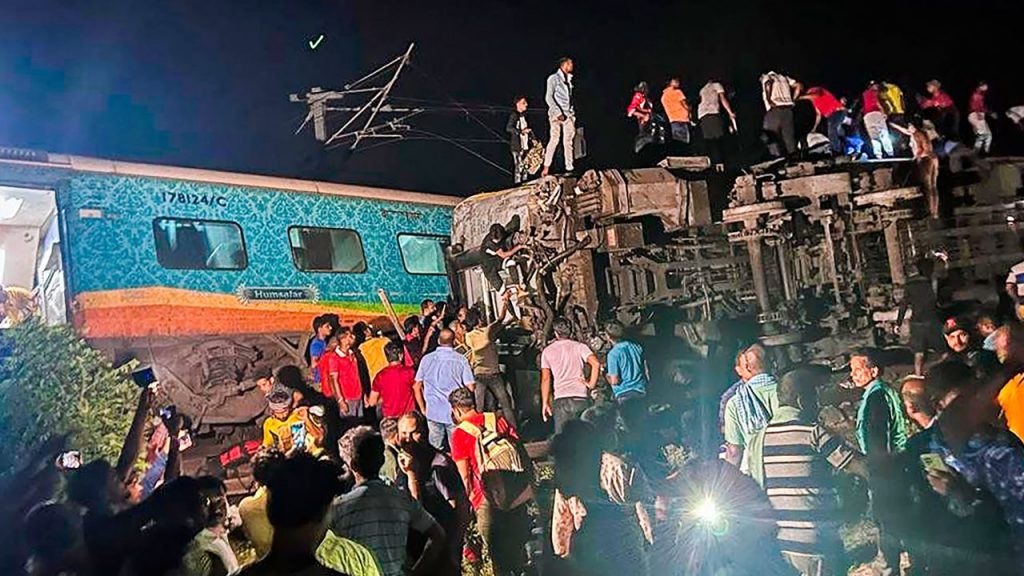Φρίκη στην Ινδία: Πάνω από 200 οι νεκροί και 850 οι τραυματίες από τη σύγκρουση των τρένων