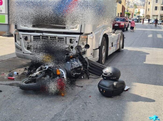 Τροχαίο δυστύχημα στη Σύρο - Μηχανή συγκρούστηκε με νταλίκα