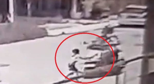 Λαμία: Μηχανάκι παρασύρει 5χρονο και τον εγκαταλείπει – Βίντεο ντοκουμέντο