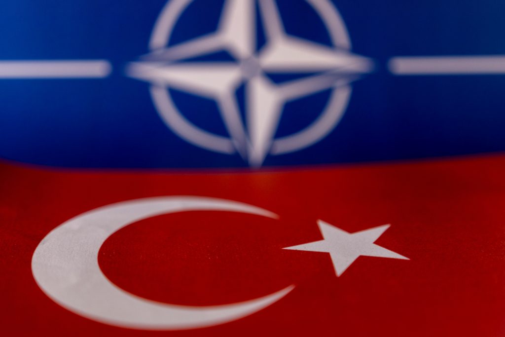 Ομέρ Τσελίκ: Η Τουρκία θα θέσει στο ΝΑΤΟ το θέμα της Κύπρου και των εξοπλισμών της