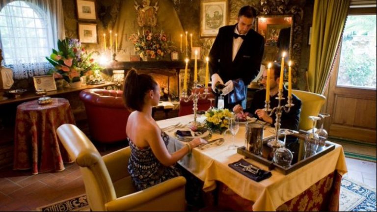 Που βρίσκεται το πιο μικρό εστιατόριο στον κόσμο – Έχει μόνο ένα τραπέζι για δύο