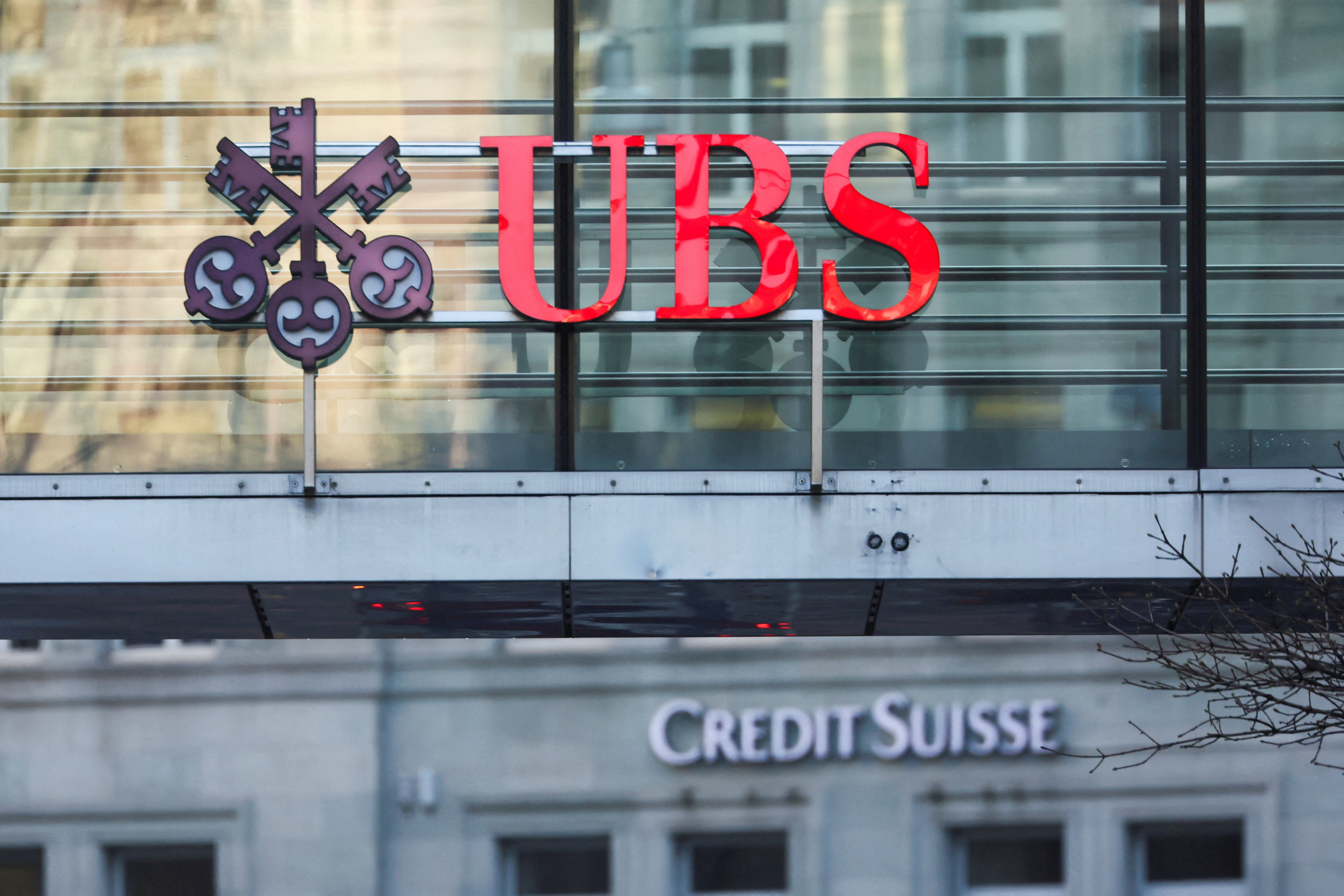 UBS: Προχωρά σε 35.000 απολύσεις εργαζομένων μετά την εξαγορά της Credit Suisse