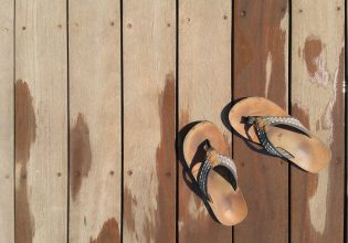 Οδήγηση με σαγιονάρα: Βαρύ το τίμημα για όσους το επιλέξουν – Τι προβλέπει ο Κ.Ο.Κ