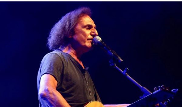 Βασίλης Παπακωνσταντίνου: Η ιστορία πίσω από το όνομα του τραγουδιστή που έχει σήμερα γενέθλια