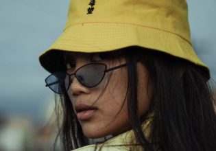 Bucket hats και καπέλα του μπέιζμπολ κονταροχτυπιούνται αυτό το καλοκαίρι