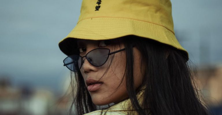 Bucket hats και καπέλα του μπέιζμπολ κονταροχτυπιούνται αυτό το καλοκαίρι