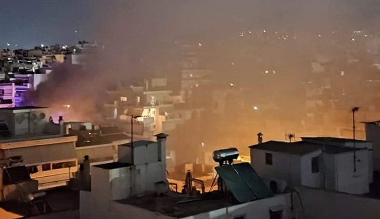 Βύρωνας: Φωτιά σε μονοκατοικία – Καίγεται ολοσχερώς