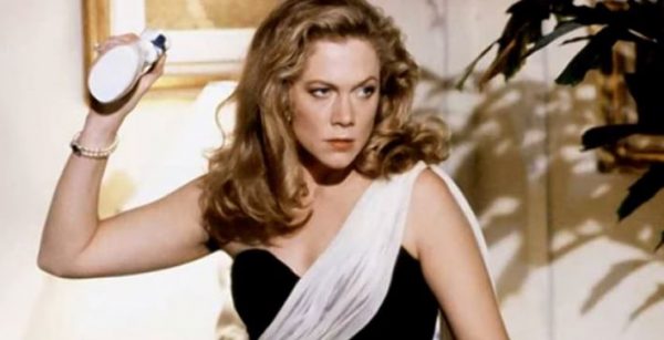 «Δεν θα ξαναπιώ ποτέ έτσι»: Η Καθλίν Τέρνερ για το αλκοόλ και τον έρωτα με τον Μάικλ Ντάγκλας