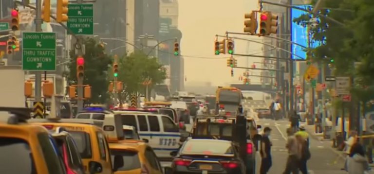 Καθώς ο καπνός σκοτεινιάζει τον ουρανό της Νέας Υόρκης, το μέλλον γίνεται ξεκάθαρο