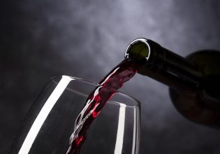 ΚΕΟΣΟΕ: Εκτός προτεραιότητας των Βρυξελλών η απόσταξη γαλλικών κρασιών