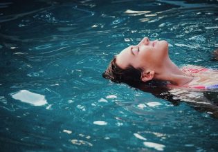 Κολύμπι: Λόγοι για να κολυμπήσετε περισσότερο φέτος το καλοκαίρι