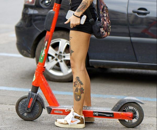 Σοκαριστικές εικόνες από το τροχαίο με πατίνι στην Καλαμάτα – «Μας πήρε σβάρνα το αμάξι» λέει η 15χρονη οδηγός