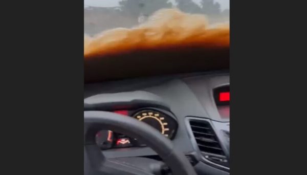 Χαλκιδική: Τρομακτικό βίντεο – Χείμαρρος εισβάλλει σε αυτοκίνητο εν κινήσει