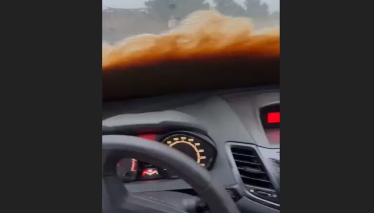 Χαλκιδική: Τρομακτικό βίντεο – Χείμαρρος εισβάλλει σε αυτοκίνητο εν κινήσει