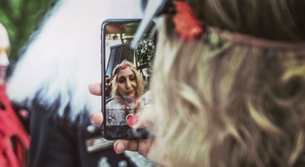 «Η κουλτούρα του ναρκισσισμού»: Δεν φιλάω τον εαυτό μου επειδή δεν μπορώ να τον φτάσω