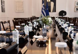 «Καν’ το όπως το 2019»: Ο Μητσοτάκης μοιράζει «μπλε φάκελους» και συγκαλεί ειδικές συσκέψεις